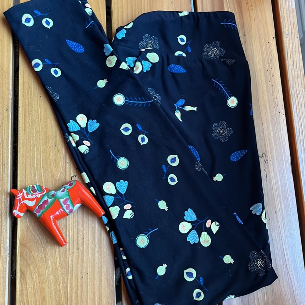 TC Lularoe leggings tall & curvy soft stretchy EUC Scandinavian floral